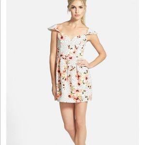 Capped Sleeve Sweetheart Dress | RE:NAMED